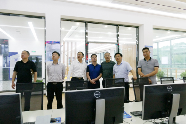 1590398530680309.jpg 參觀(guān)三樓中控操作室.jpg