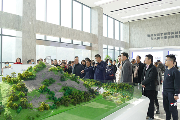 1606961137407686.jpg 參觀(guān)一樓VI展示廳.jpg