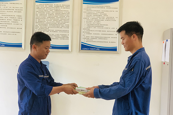 1624526507486970.jpg 現場(chǎng)工作人員收到防暑降溫藥品01.jpg