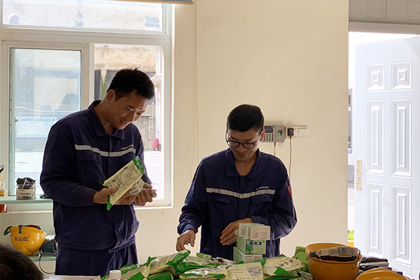 1624526555562070.jpg 準備分發(fā)防暑降溫藥品.jpg