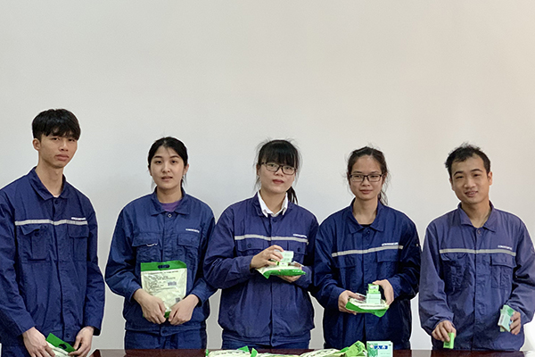 1624526591112763.jpg 員工開(kāi)心的收到防暑降溫藥品.jpg