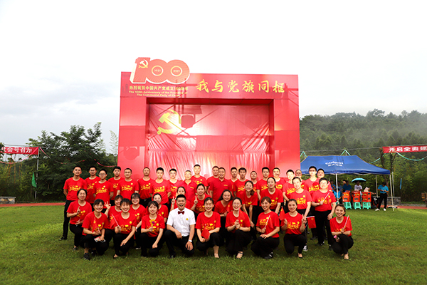 1625013370358837.jpg 附件1:與黨旗同框.JPG