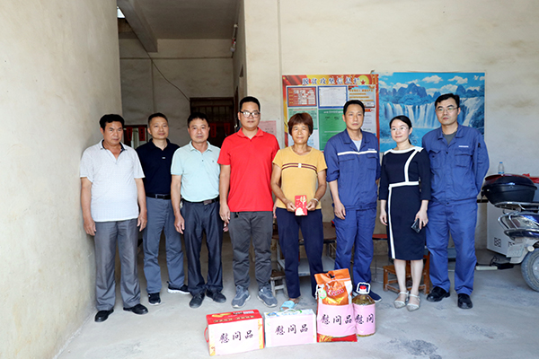 1625709259120816.jpg 慰問(wèn)結束大家合影留念01.jpg