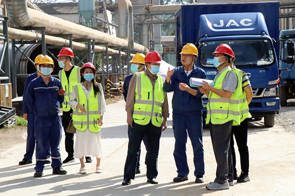 1634267263379022.jpg 專(zhuān)家組到現場(chǎng)查看02.jpg