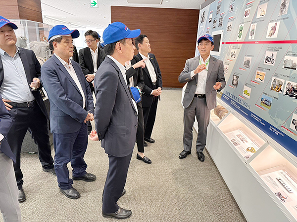 1699942270801116.jpg 參觀(guān)川崎重工展廳.jpg