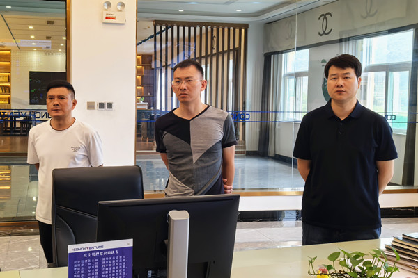 1755046538247148.jpg 李縣長(cháng)到羅平公司調研.jpg